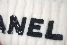 Load image into Gallery viewer, 極美品 CHANEL シャネル ニットキャップ ビーニー ニット帽 ロゴ カシミヤ ホワイト 2022AW 中古 4c076339