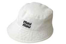 画像をギャラリービューアに読み込む, MIUMIU ミュウミュウ エンブロイダリー バケットハット ロゴ 5HC341 2DXI コットン ホワイト ブラック サイズL 美品 中古 4c076340