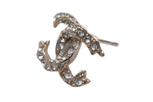 Load image into Gallery viewer, 極美品 CHANEL シャネル ココマーク ピアス 重量約2.4g F19V刻印 ラインストーン メタル ゴールド 両耳用 中古 4c076479