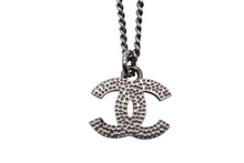 Load image into Gallery viewer, CHANEL シャネル ココマーク ネックレス 重量約5.4g F12V刻印 全長約43cm ラインストーン シルバー 美品 中古 4c076480