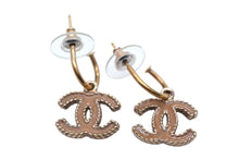 Load image into Gallery viewer, CHANEL シャネル ココマーク ピアス 両耳用 重量約5.2g A12C刻印 メタル ゴールド ベージュ 美品 中古 4c076478