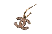 Load image into Gallery viewer, CHANEL シャネル ココマーク ピアス 両耳用 重量約5.2g A12C刻印 メタル ゴールド ベージュ 美品 中古 4c076478