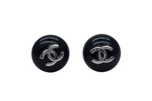 Load image into Gallery viewer, CHANEL シャネル ココマーク ピアス 両耳用 重量約4.1g 00T刻印 シルバー ブラック ボタンモチーフ 美品 中古 4c076486