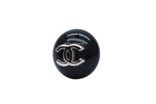 Load image into Gallery viewer, CHANEL シャネル ココマーク ピアス 両耳用 重量約4.1g 00T刻印 シルバー ブラック ボタンモチーフ 美品 中古 4c076486