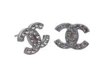 Load image into Gallery viewer, 極美品 CHANEL シャネル ココマーク ピアス 両耳用 重量約2.7g 06C刻印 メタル ラインストーン シルバー クリア 中古 4c076489