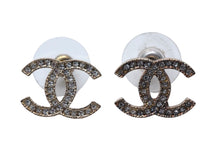 Load image into Gallery viewer, CHANEL シャネル ココマーク ピアス 両耳用 重量約2.8g A11A刻印 メタル ラインストーン ゴールド 美品 中古 4c076482