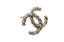 Load image into Gallery viewer, 極美品 CHANEL シャネル ココマーク ピアス 片耳用 重量約1.8g F24P刻印 ゴールド メタル フランス製 中古 4c076496