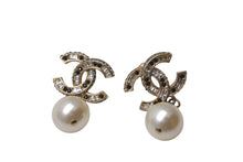 Load image into Gallery viewer, CHANEL シャネル ココマーク ピアス ぶら下がり アクセサリー A16V GP ラインストーン パール ゴールド 5.4g 美品 中古 4c076562