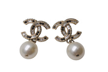 Load image into Gallery viewer, CHANEL シャネル ココマーク ピアス ぶら下がり アクセサリー A16V GP ラインストーン パール ゴールド 5.4g 美品 中古 4c076562