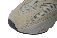 Load image into Gallery viewer, Adidas YEEZY BOOST 700 イージーブースト700 カニエウェスト ANALOG アナログ EG7596 アイボリー グリーン US7 25.5cm 中古 4c076701
