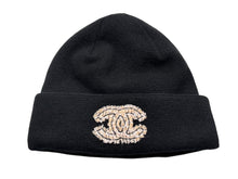 Load image into Gallery viewer, 極美品 CHANEL シャネル SS23 CC Logo Beanie CCロゴ ビーニー AA8603 カシミヤ ココマーク ブラック ジェニー着用モデル 中古 4b007698