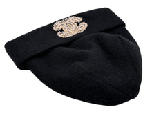Load image into Gallery viewer, 極美品 CHANEL シャネル SS23 CC Logo Beanie CCロゴ ビーニー AA8603 カシミヤ ココマーク ブラック ジェニー着用モデル 中古 4b007698
