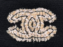Load image into Gallery viewer, 極美品 CHANEL シャネル SS23 CC Logo Beanie CCロゴ ビーニー AA8603 カシミヤ ココマーク ブラック ジェニー着用モデル 中古 4b007698