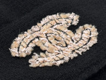 Load image into Gallery viewer, 極美品 CHANEL シャネル SS23 CC Logo Beanie CCロゴ ビーニー AA8603 カシミヤ ココマーク ブラック ジェニー着用モデル 中古 4b007698