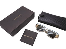 Load image into Gallery viewer, 新品同様 BOTTEGA VENETA ボッテガヴェネタ キャットアイ型 セルフレーム クリアフレーム サングラス BV1137S クリア ブルー 中古 4b005901