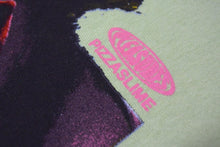Load image into Gallery viewer, 極美品 PLEASURES x PIZZASLIME プレジャーズ ピザスライム 半袖Ｔシャツ グリーン コットン サイズXL 中古 4c076144