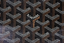Load image into Gallery viewer, 極美品 GOYARD ゴヤール セナMM クラッチバッグ ヘリンボーン柄 ブラック ブラウン PVC レザー 中古 4b007912