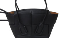 Load image into Gallery viewer, 新品未使用 BOTTEGA VENETA ボッテガヴェネタ ミニ ザ アルコ 2wayバッグ ハンドバッグ ショルダーバッグ ブラック シルバー金具 中古 4c075684