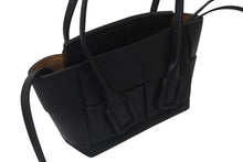 Load image into Gallery viewer, 新品未使用 BOTTEGA VENETA ボッテガヴェネタ ミニ ザ アルコ 2wayバッグ ハンドバッグ ショルダーバッグ ブラック シルバー金具 中古 4c075684