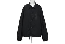 Load image into Gallery viewer, CHROME HEARTS クロムハーツ オールドイングリッシュ コーチ ジャケット ブラック ポリエステル ナイロン プリント サイズL 美品 中古 4c076109