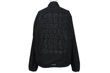 Load image into Gallery viewer, CHROME HEARTS クロムハーツ オールドイングリッシュ コーチ ジャケット ブラック ポリエステル ナイロン プリント サイズL 美品 中古 4c076109