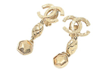 Load image into Gallery viewer, CHANEL シャネル イヤリング ココマーク アクセサリー ロゴ ぶら下がり 両耳 96SS 15.5g GP ゴールド 美品 中古 24104