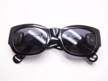 Load image into Gallery viewer, GIANNI VERSACE ジャンニ ヴェルサーチ ヴィンテージ サングラス メデューサ MOD.413/A ブラック 美品 26946 正規品