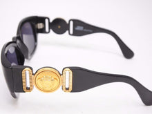 Load image into Gallery viewer, GIANNI VERSACE ジャンニ ヴェルサーチ ヴィンテージ サングラス メデューサ MOD.413/A ブラック 美品 26946 正規品