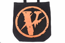 Load image into Gallery viewer, vlone x fragment ヴィーローン フラグメント 2017ss ヴィンテージ ロゴ バッグ トートバッグ 中古 27874