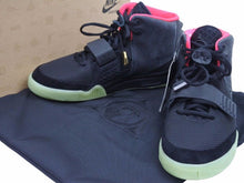 Load image into Gallery viewer, 未使用・黒タグ付き NIKE ナイキ AIR YEEZY 2 エアーイージー ソーラーレッド 508214-006 ブラック スニーカー 30346