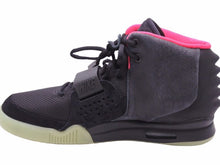 Load image into Gallery viewer, 未使用・黒タグ付き NIKE ナイキ AIR YEEZY 2 エアーイージー ソーラーレッド 508214-006 ブラック スニーカー 30346