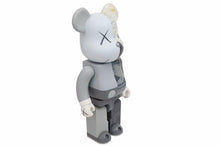 Load image into Gallery viewer, KAWS カウズ BE@RBRIK グレー COMPANION 人体模型 400% OriginalFake 美品 中古 31534