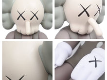 Load image into Gallery viewer, MEDICOM TOY メディコムトイ KAWS カウズ フィギュア 2017年 KAWS SMALL LIE ブラウン オブジェ 美品 31553