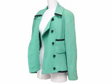 Load image into Gallery viewer, CHANEL シャネル ツイードジャケット エメラルドグリーン くるみボタン ココマーク レディース サイズ38 中古 N33681
