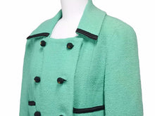 Load image into Gallery viewer, CHANEL シャネル ツイードジャケット エメラルドグリーン くるみボタン ココマーク レディース サイズ38 中古 N33681