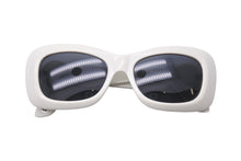 Load image into Gallery viewer, GIANNI VERSACE ジャンニ ヴェルサーチ ヴィンテージ サングラス 眼鏡 メデューサ ホワイト MOD.417 COL.850 良好 中古 34460