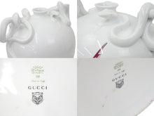 Load image into Gallery viewer, Gucci Decor グッチ デコール インテリアコレクション 花瓶 ポーセリンフラワーベース スネークハンドル ホワイト 美品 中古 34516