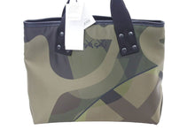 Load image into Gallery viewer, sacai x KAWS サカイ カウズ CAMO Medium 21aw カモフラージュ トートバッグ ミディアム 新品未使用 中古 36232