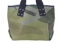 Load image into Gallery viewer, sacai x KAWS サカイ カウズ CAMO Medium 21aw カモフラージュ トートバッグ ミディアム 新品未使用 中古 36232