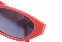 Load image into Gallery viewer, CHANEL×PHARRELL シャネル×ファレル サングラス レッド ブラック プラスチック ゴールド金具 良好 N37036 正規品