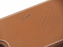 Load image into Gallery viewer, HERMES エルメス スマホケース iPhone 12/12Pro フォーヴ ブラウン ヴォーバレニア ユニセックス 良好 N37477