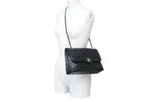 Load image into Gallery viewer, CHANEL シャネル パリ限定 26cm マトラッセ Wチェーン ショルダーバッグ ブラック 良品 中古 1番台 37885