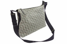 Load image into Gallery viewer, DIOR ディオール ヴィンテージ BOB0071 ショルダーバック カーキ トロッター トロッター柄 ユニセックス 中古 37985