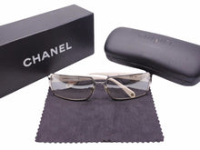 Load image into Gallery viewer, CHANEL シャネル ヴィンテージ サングラス ラインストーン入りテンプル ホワイト シルバー金具 ユニセックス 良好 N38192