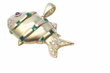 Load image into Gallery viewer, K18 ペンダントトップ 魚 ネックレス 11.4g ゴールド ダイヤモンド 0.27ct ルビー エメラルド 金 貴金属 フィッシュ 美品 38263