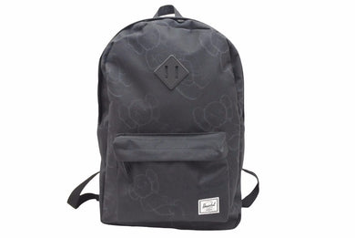 KAWS : HOLIDAY カウズ herschel ハーシェル リュック バックパック コラボ ブラック ユニセックス バッグ 美品 38379