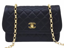 Load image into Gallery viewer, CHANEL シャネル 激レア ミニ マトラッセ ココマーク サテン ポーチ付 チェーン ショルダー バッグ 美品 中古 38451