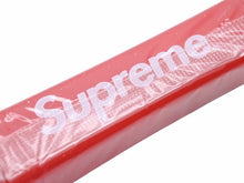 Load image into Gallery viewer, Supreme シュプリーム 携帯歯ブラシ 日用品 インテリア デンタルフロス 非売品 FW17 ノベルティ 未使用品 39023