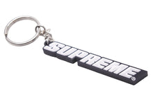 Load image into Gallery viewer, Supreme シュプリーム キーチェーン キーチャーム 18SS Supreme Bevel Logo Keychain black ロゴ ブルー 未使用 N39047