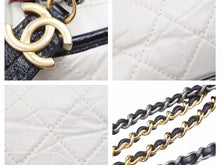 Load image into Gallery viewer, CHANEL シャネル ガブリエル ドゥ ホーボー チェインショルダーバッグ 24番台 ブラック ホワイト レディース 中古 39710